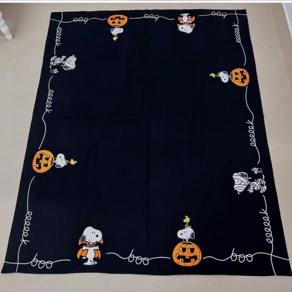 New Peanuts Halloween theme Tablecloth Snoopy Charlie Brown Pumpkin Decor
